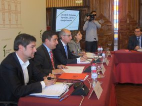 Mesa Presidencial de la Comisión de Diputaciones, Cabildos y ConsejosInsualres de la FEMP, celebrada en Jaén.